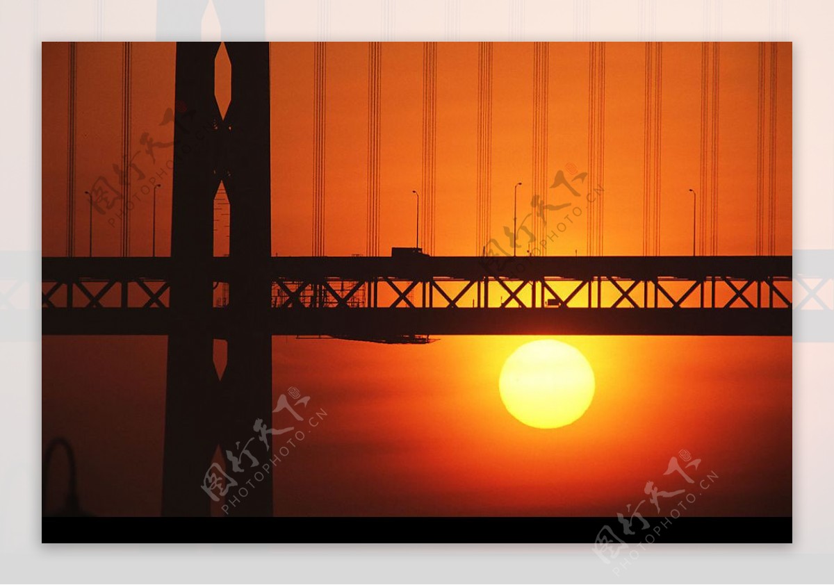 桥下的夕阳图片