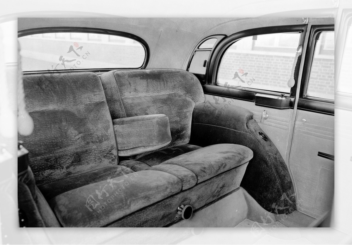 奔驰老式轿车后座椅图片