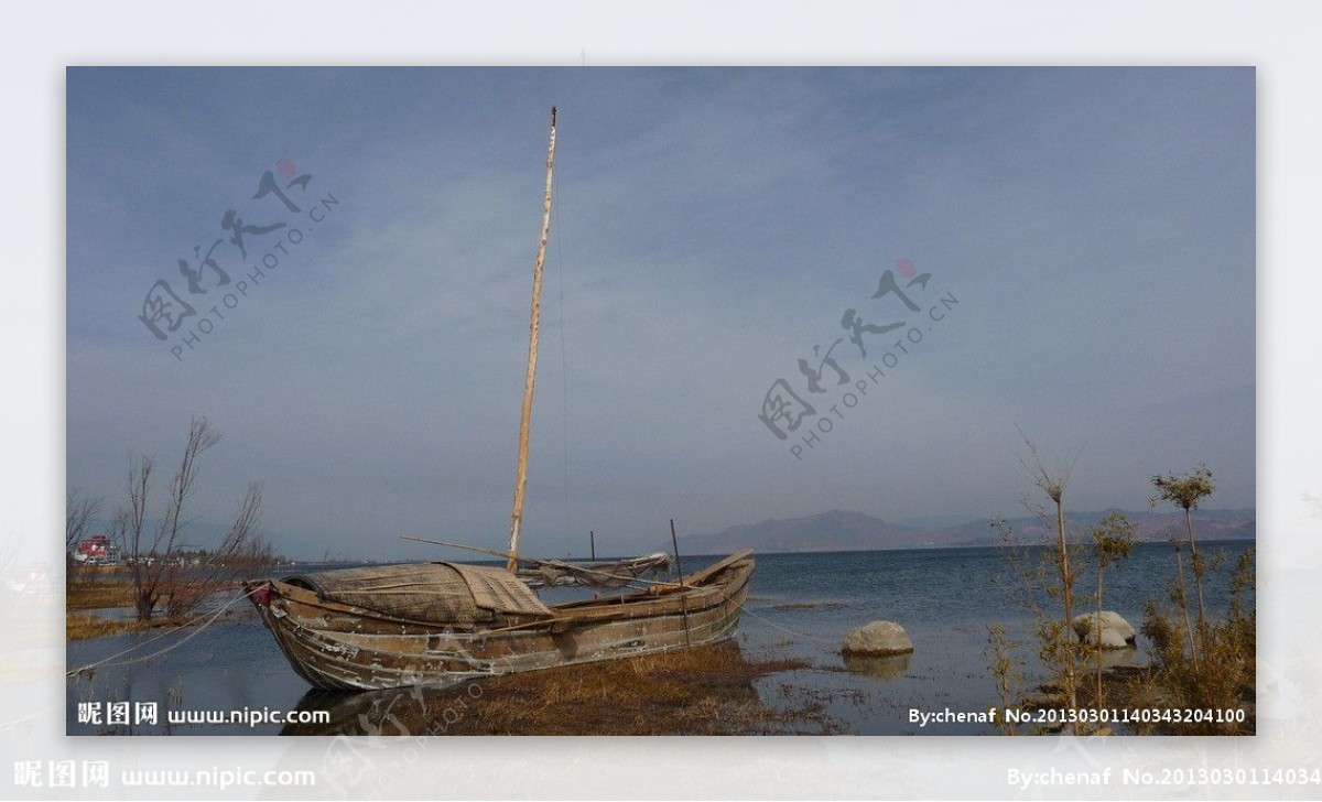 洱海边的木船图片