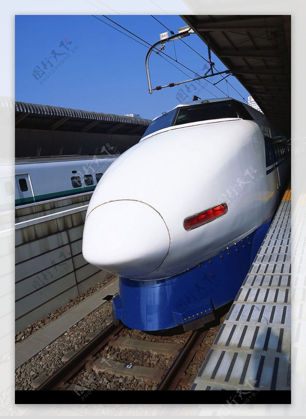 蓝白色动力火车图片