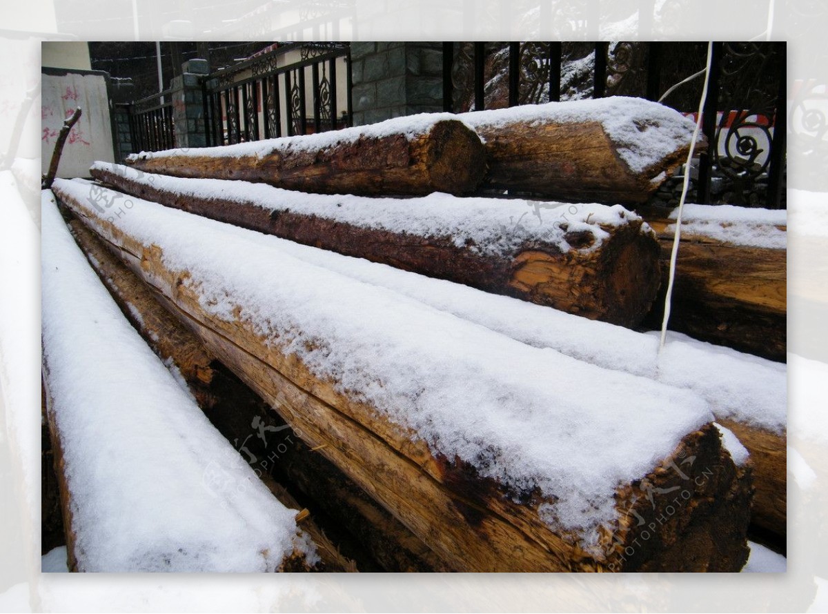 积雪的木材图片