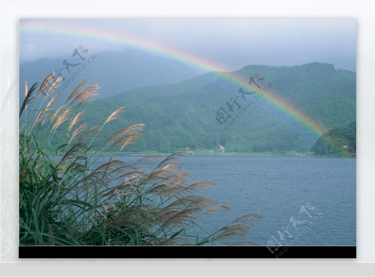 水面上的彩虹图片