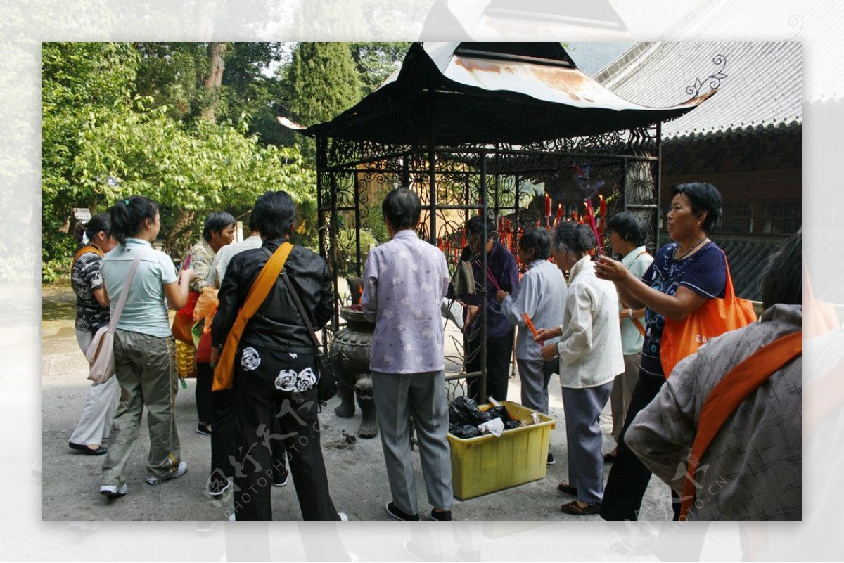 国清寺众人烧香图片