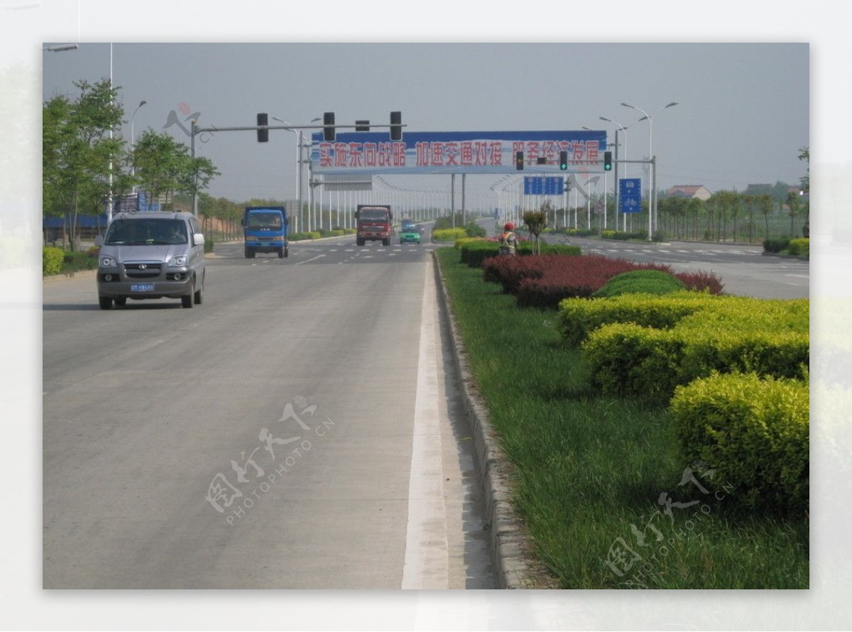 有跨路广告牌的公路图片