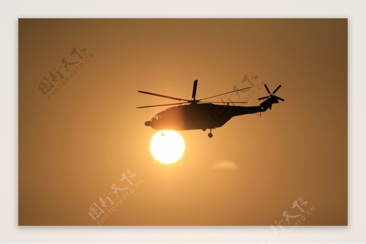 夕阳下的直升机图片
