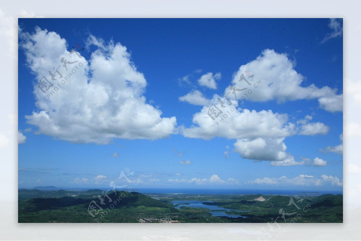 云蒸雾霭山海远景图片