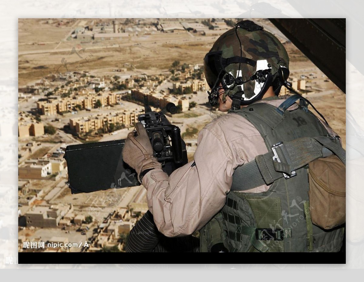 美军直升机在伊拉克城镇上空巡逻图片