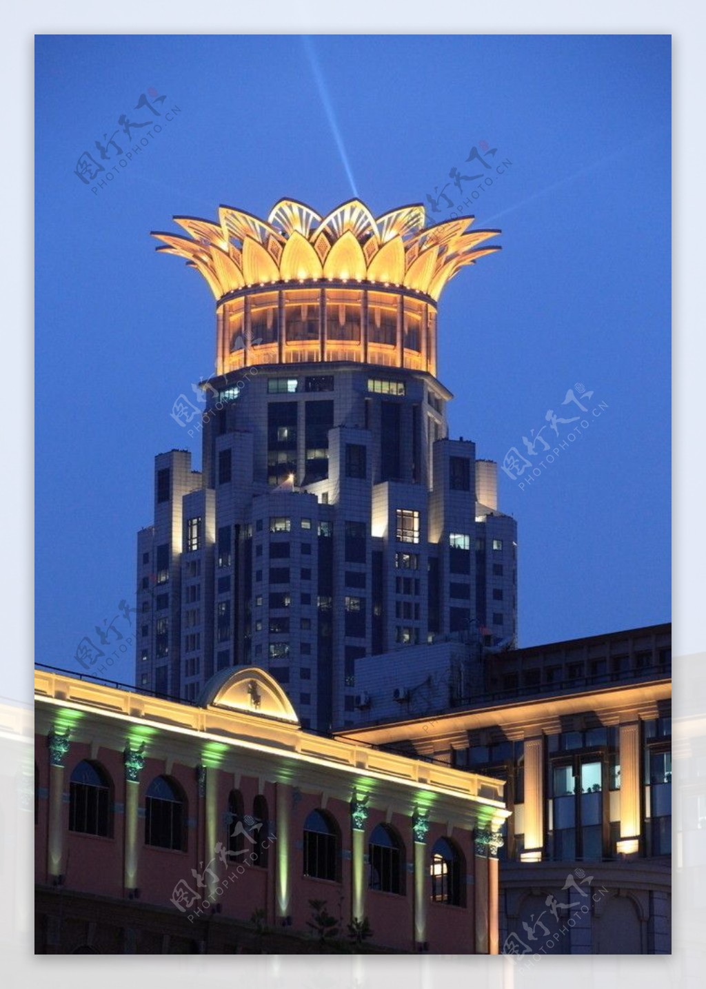 上海夜色下的威斯汀大酒店图片