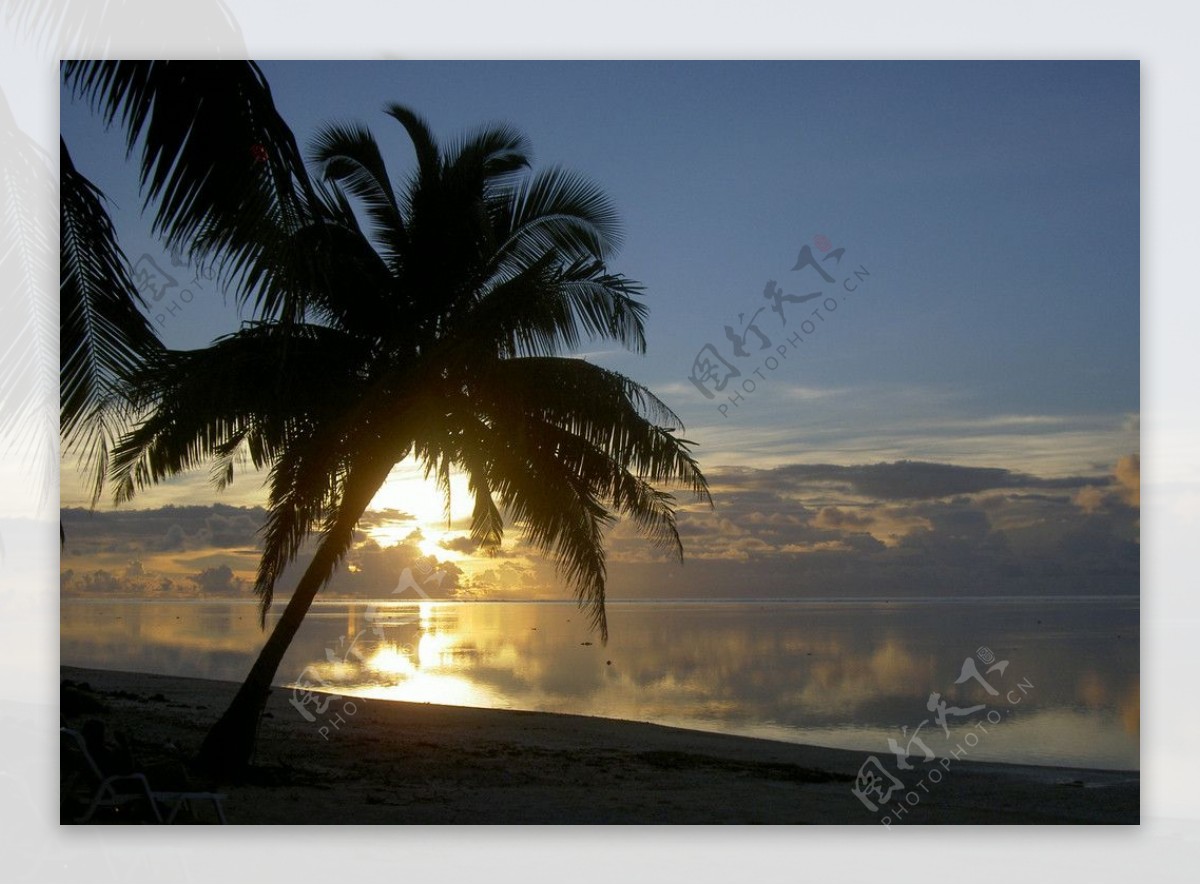 椰树夕阳蓝天沙滩图片