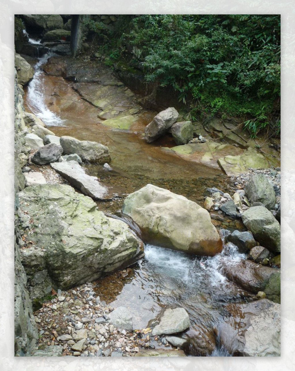 清澈的溪水图片