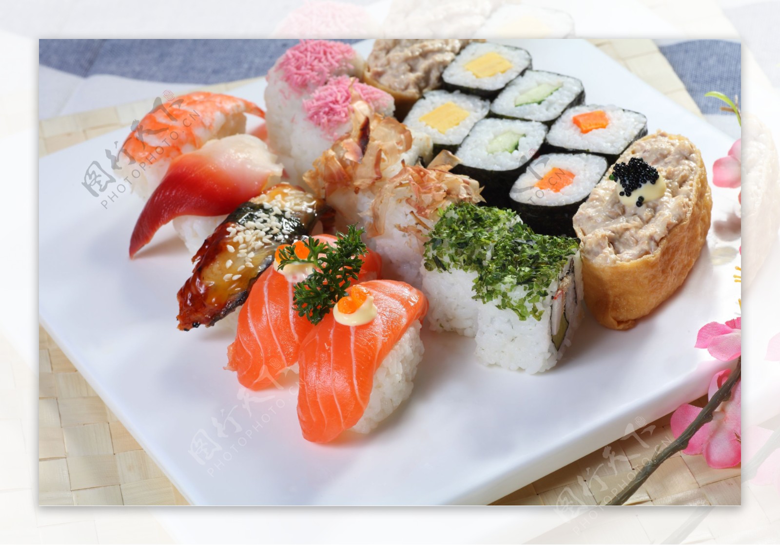 挪威三文鱼寿司拼盘图片