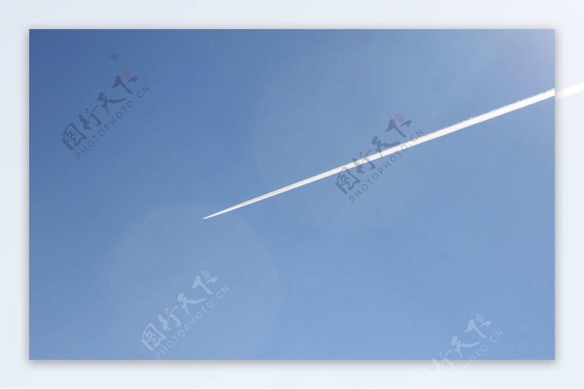 蓝天上的飞机图片