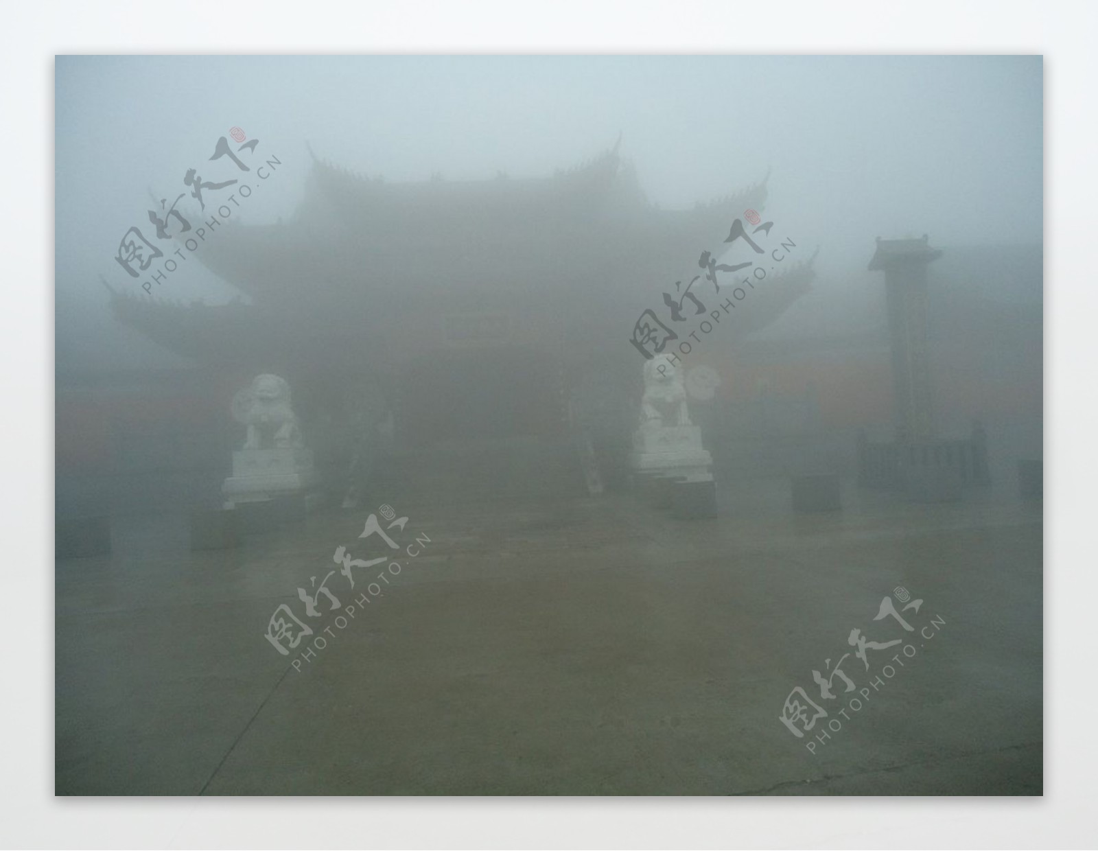 禅庙云雾图片