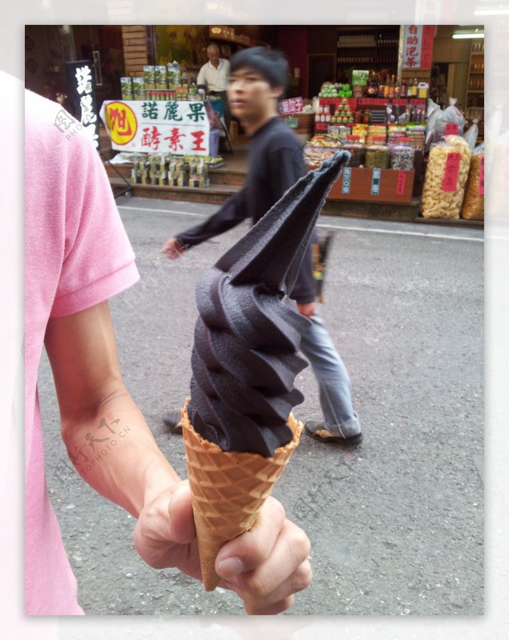 黑色冰淇淋图片