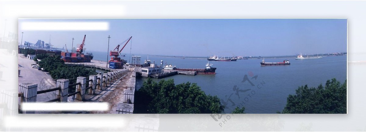 国际码头宽阔水道图片
