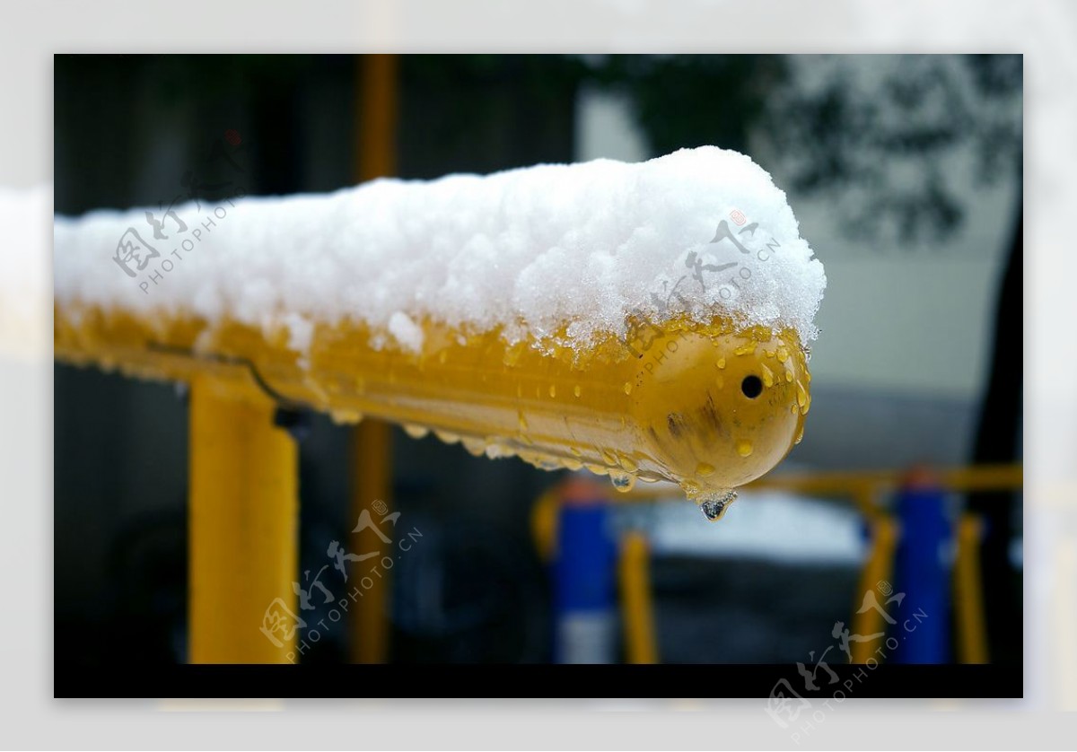 雪后双杠一图片