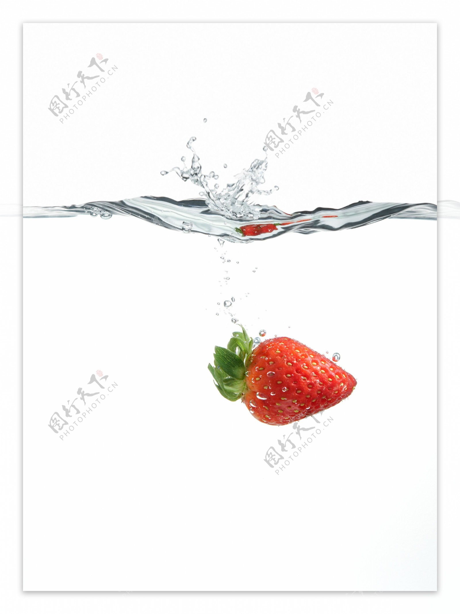 落入水中的草莓图片