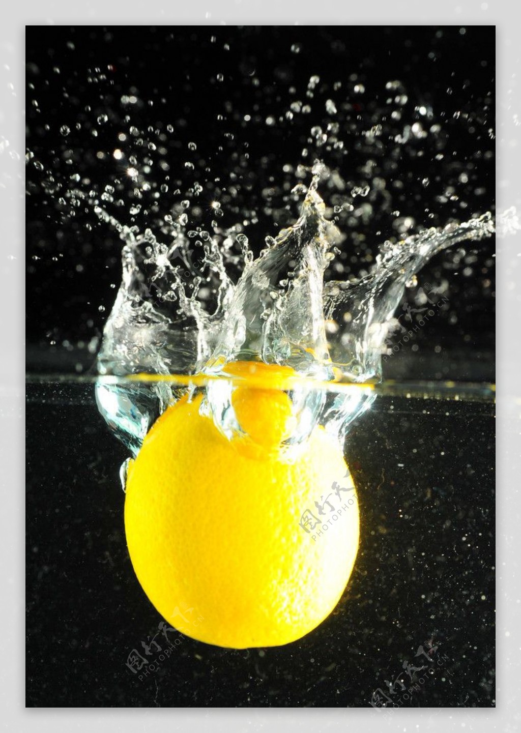落入水中的柠檬图片