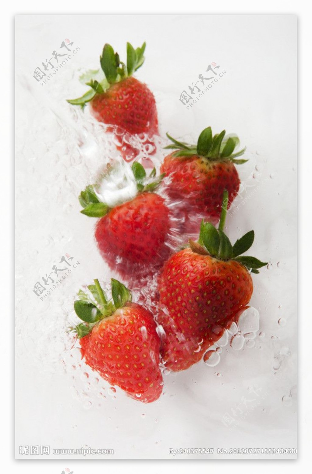 草莓与水图片