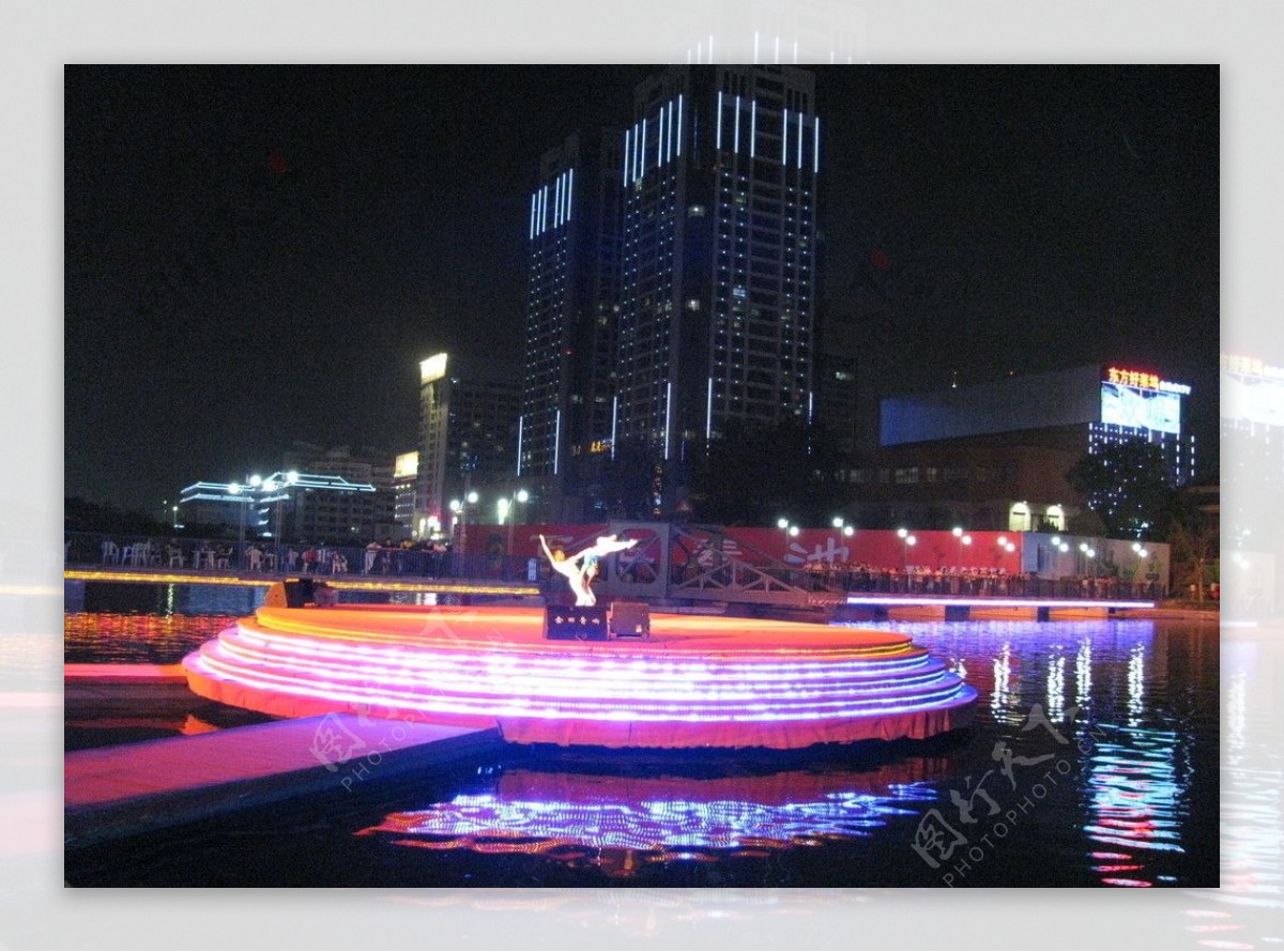 潍坊v1购物广场夜景图水上舞台图片