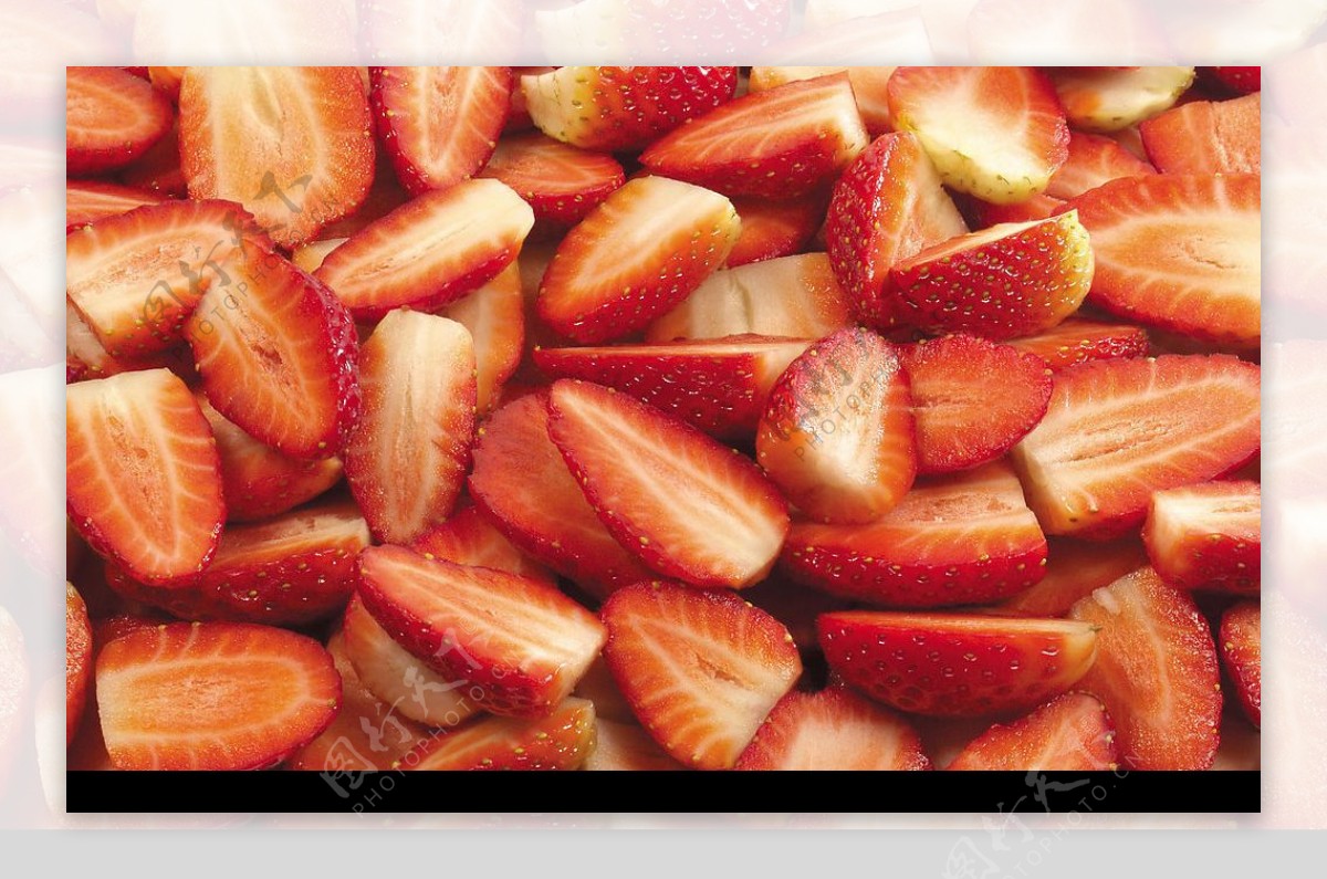 草莓剖开图图片