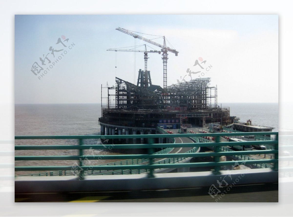 杭州湾跨海大桥上的平台图片