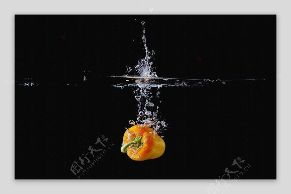 悬浮水中的辣椒图片