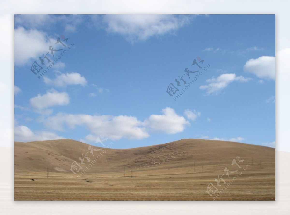 草原上白云朵朵的蓝天图片
