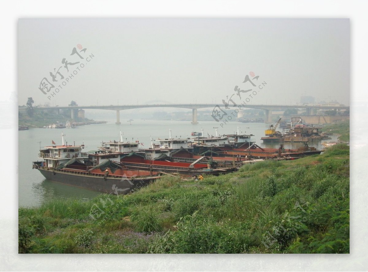 桥边江船图片