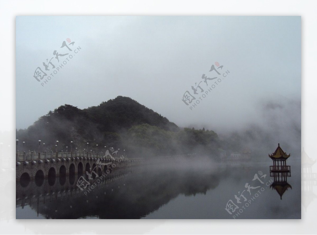 芦林湖之雾图片