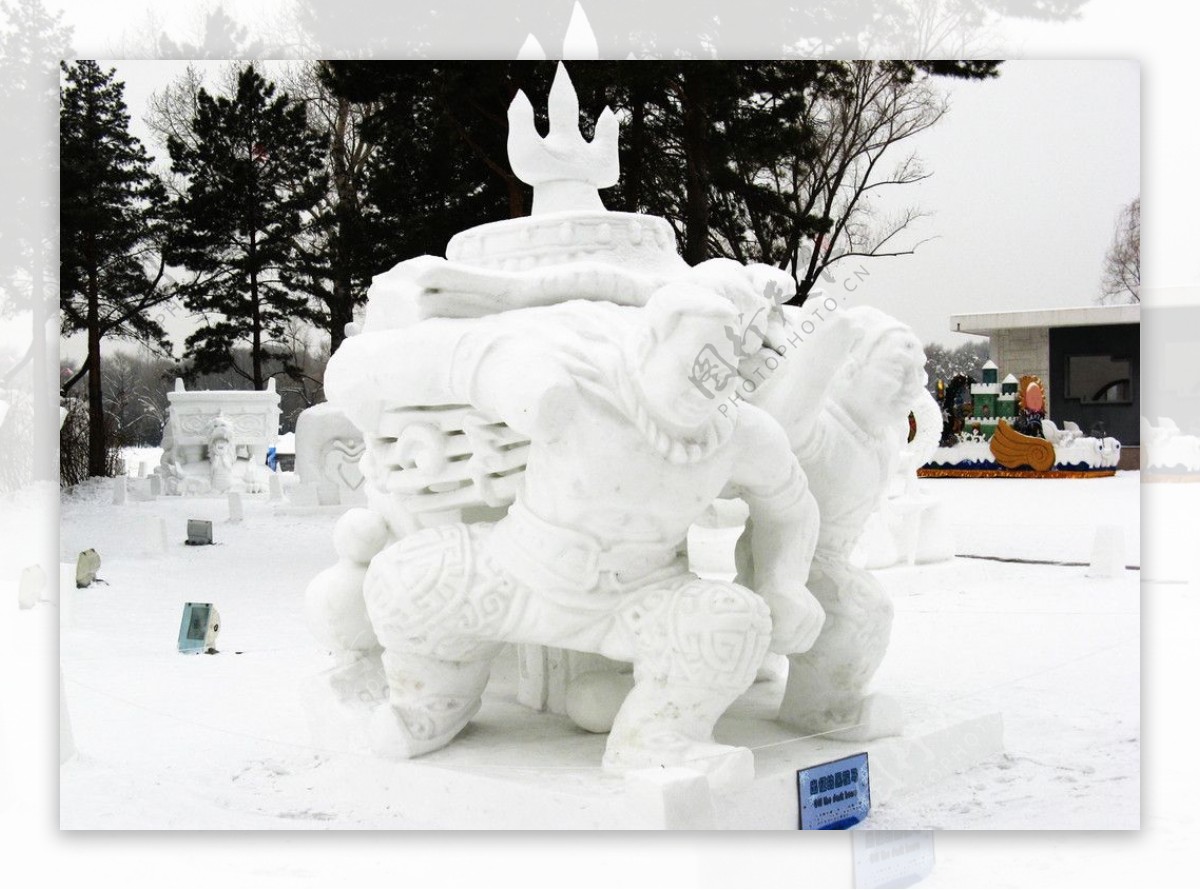 哈尔滨冰雪展雪雕出征的黑骏马图片