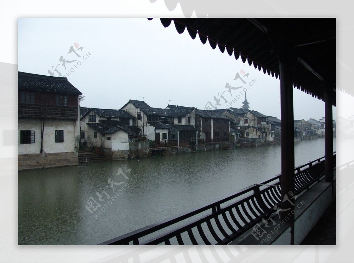 古镇雨景图片