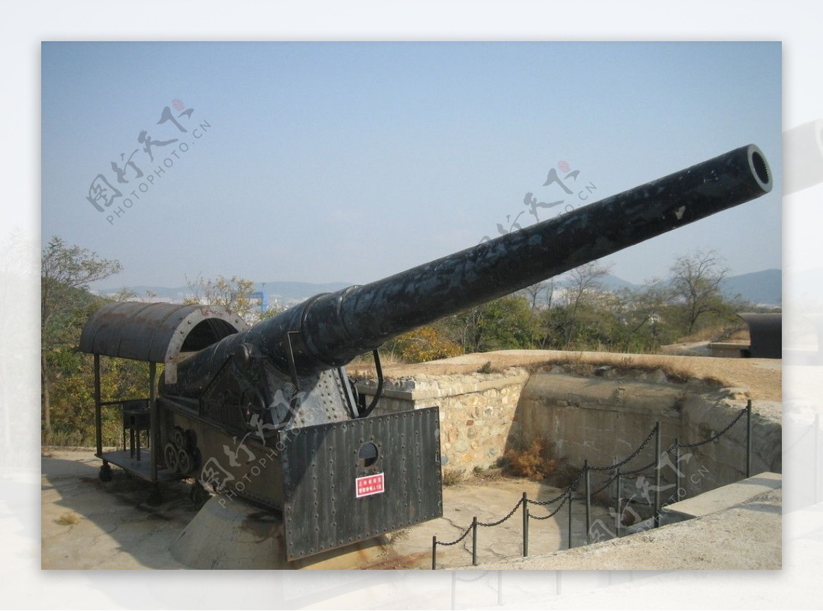 旅顺口电岩炮台上的254火炮图片