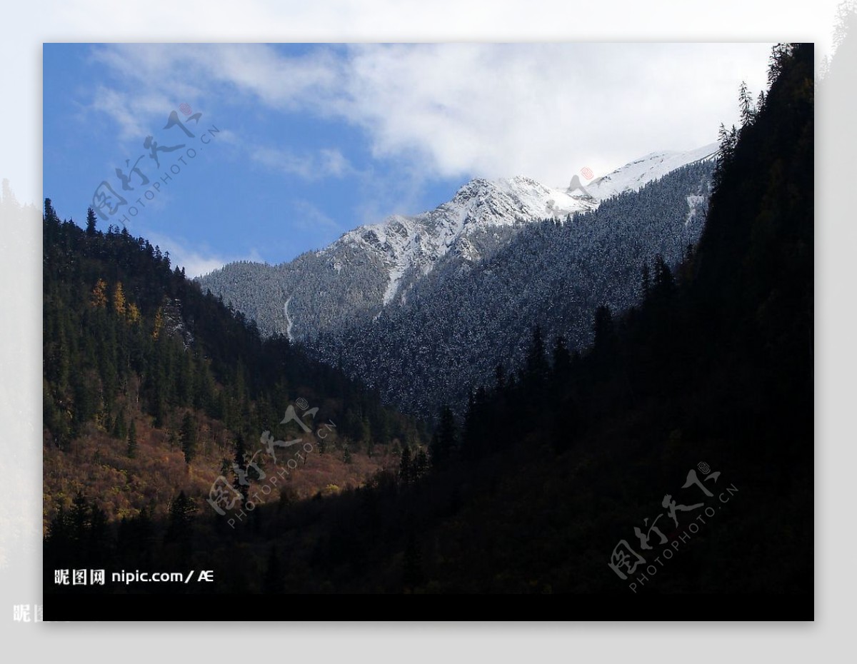 九寨沟实景雪山图片