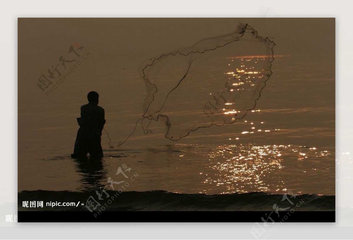 夕阳下的渔网图片