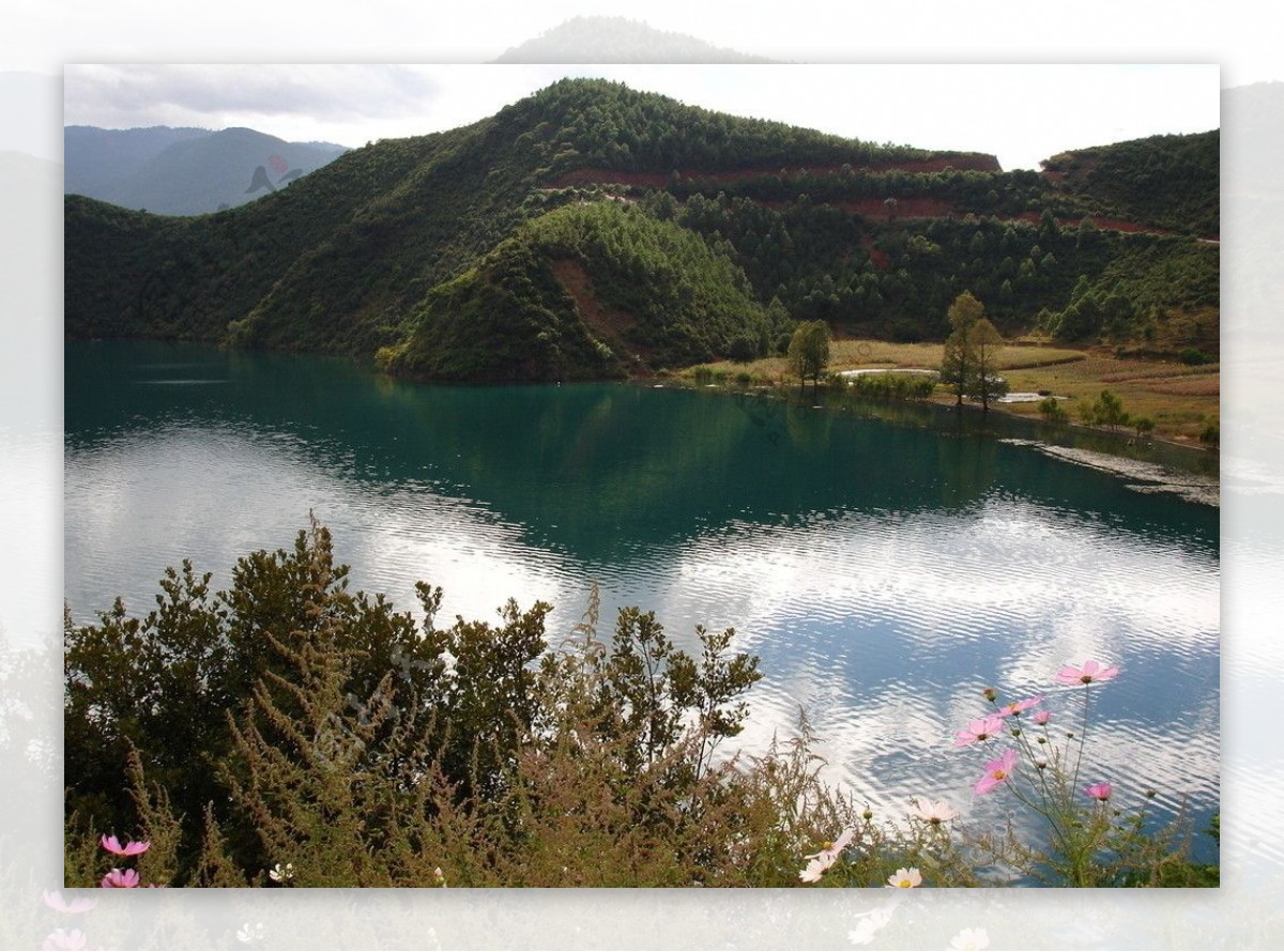 泸沽湖景色图片