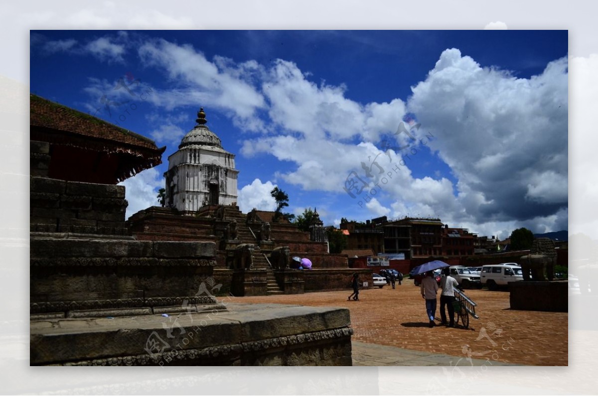 尼泊尔神庙蔚蓝天空图片