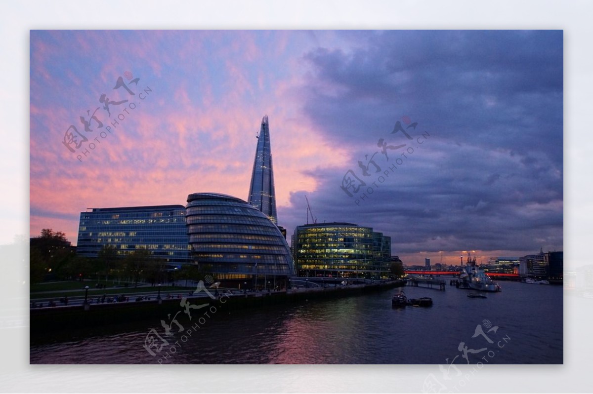 伦敦泰晤士河暮色图片