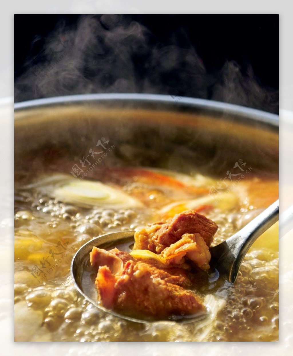 沸腾的汤锅图片