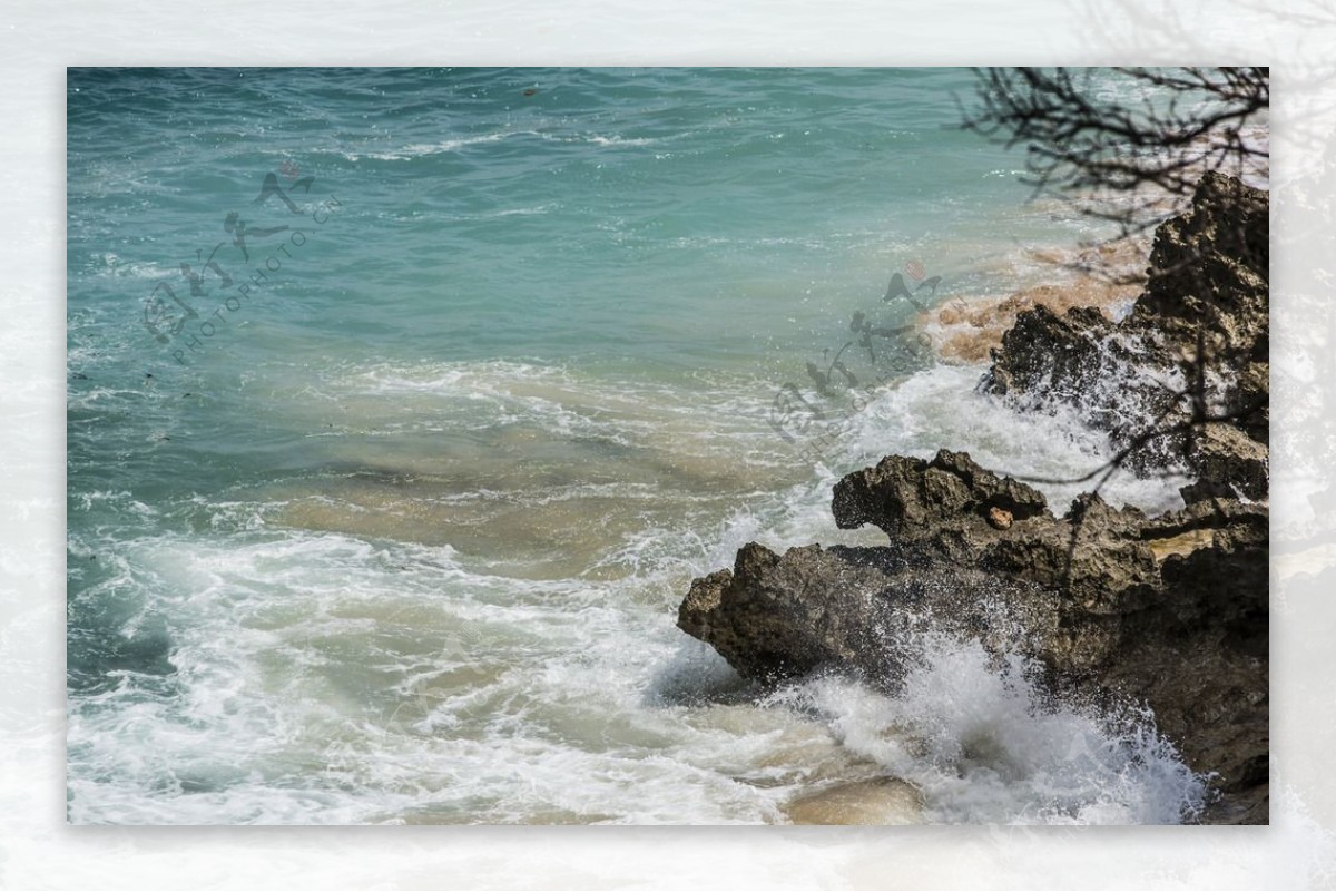 巴厘岛海岸的浪花图片