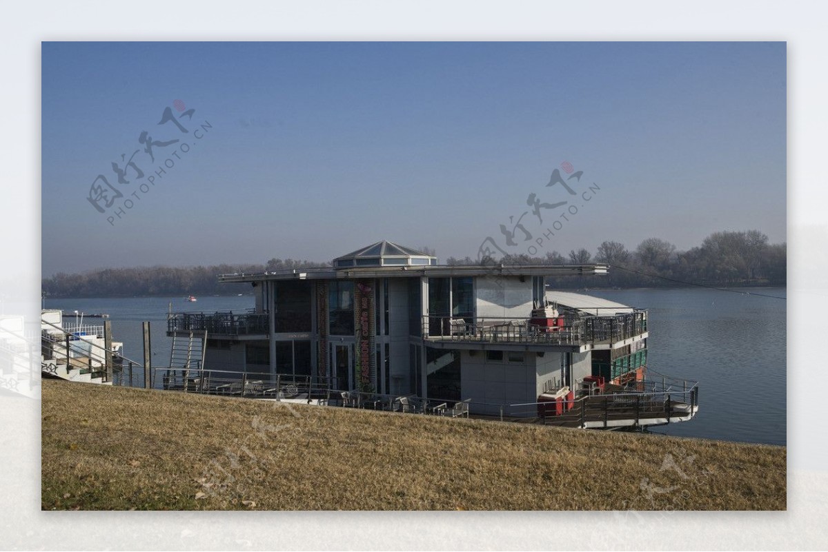 多瑙河上的咖啡馆图片
