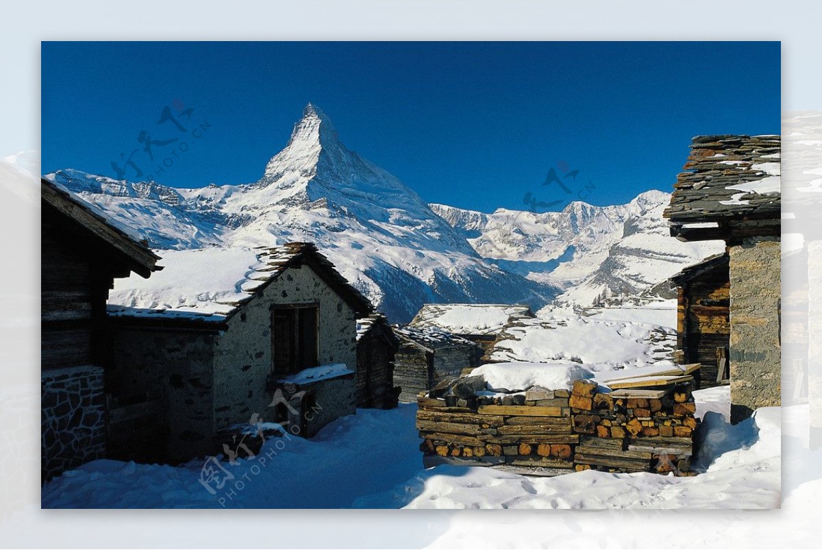 瑞士策马特阿尔卑斯山明媚山谷冬景图片