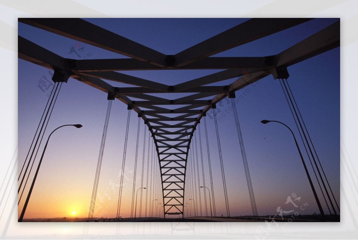 晨光中的吊桥图片