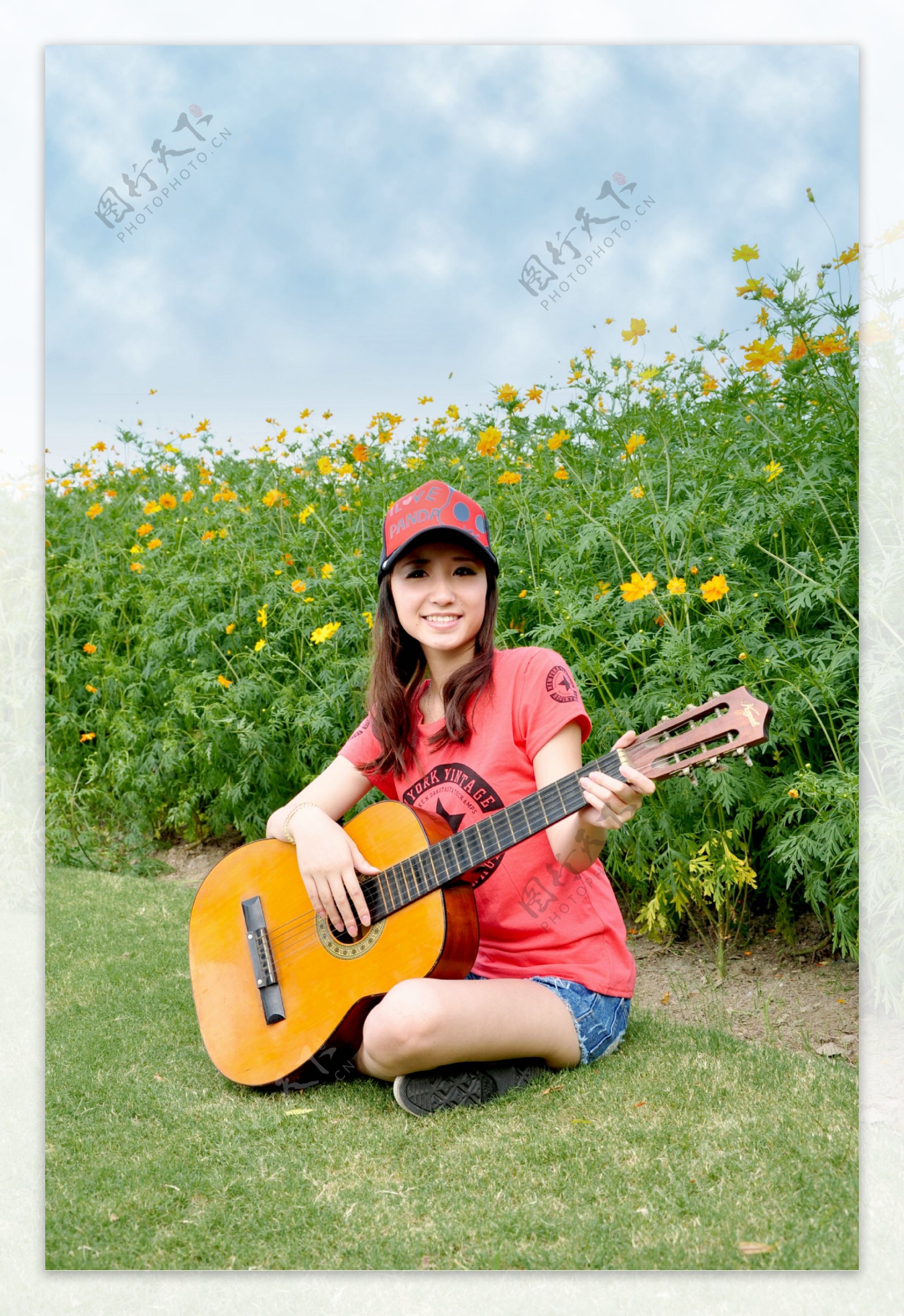 美女在花丛弹吉他图片