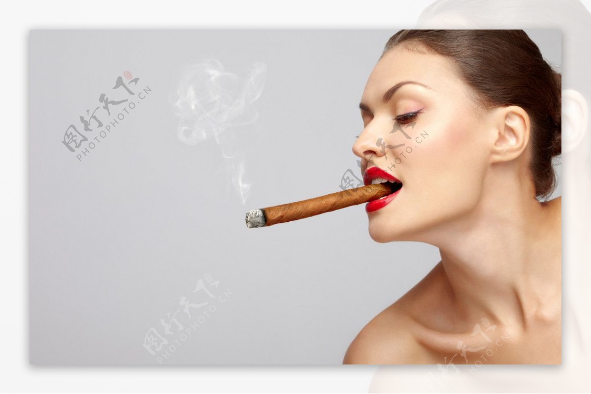 抽着香烟的女人图片