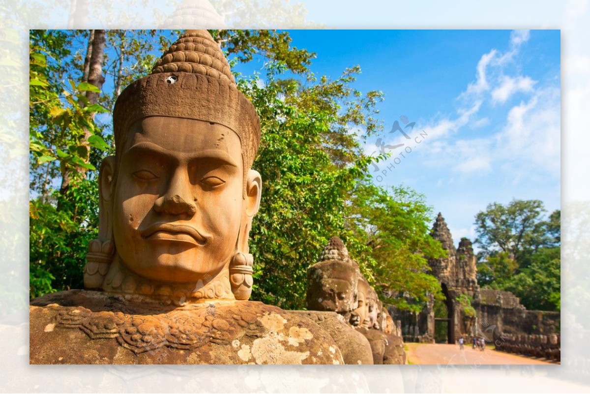 柬埔寨吴哥王城入口石像图片