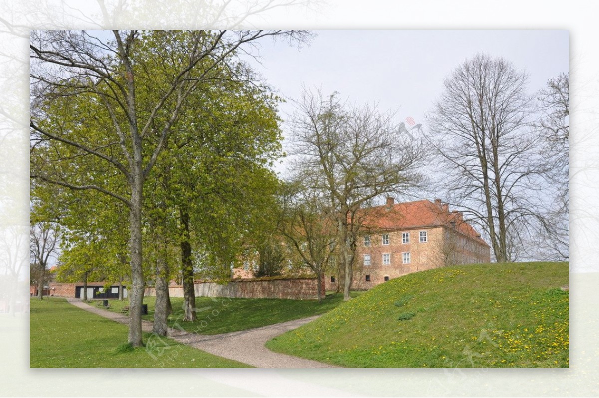 绿色掩映中的松德堡城堡图片