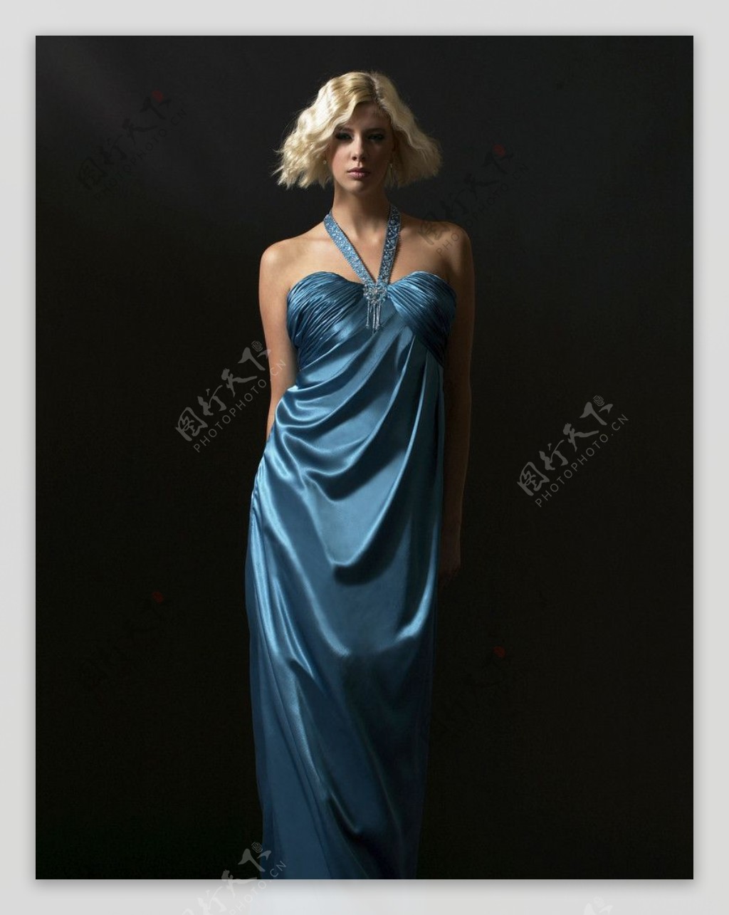 穿着蓝色丝绸裙的模特图片