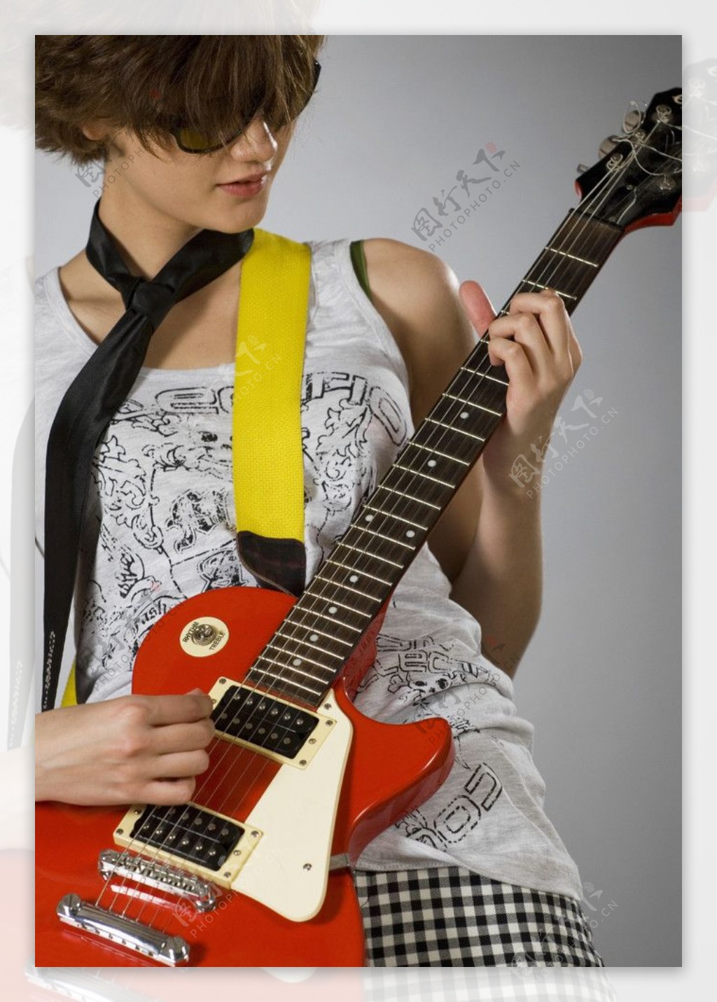 美女弹吉他图片素材-编号13060824-图行天下