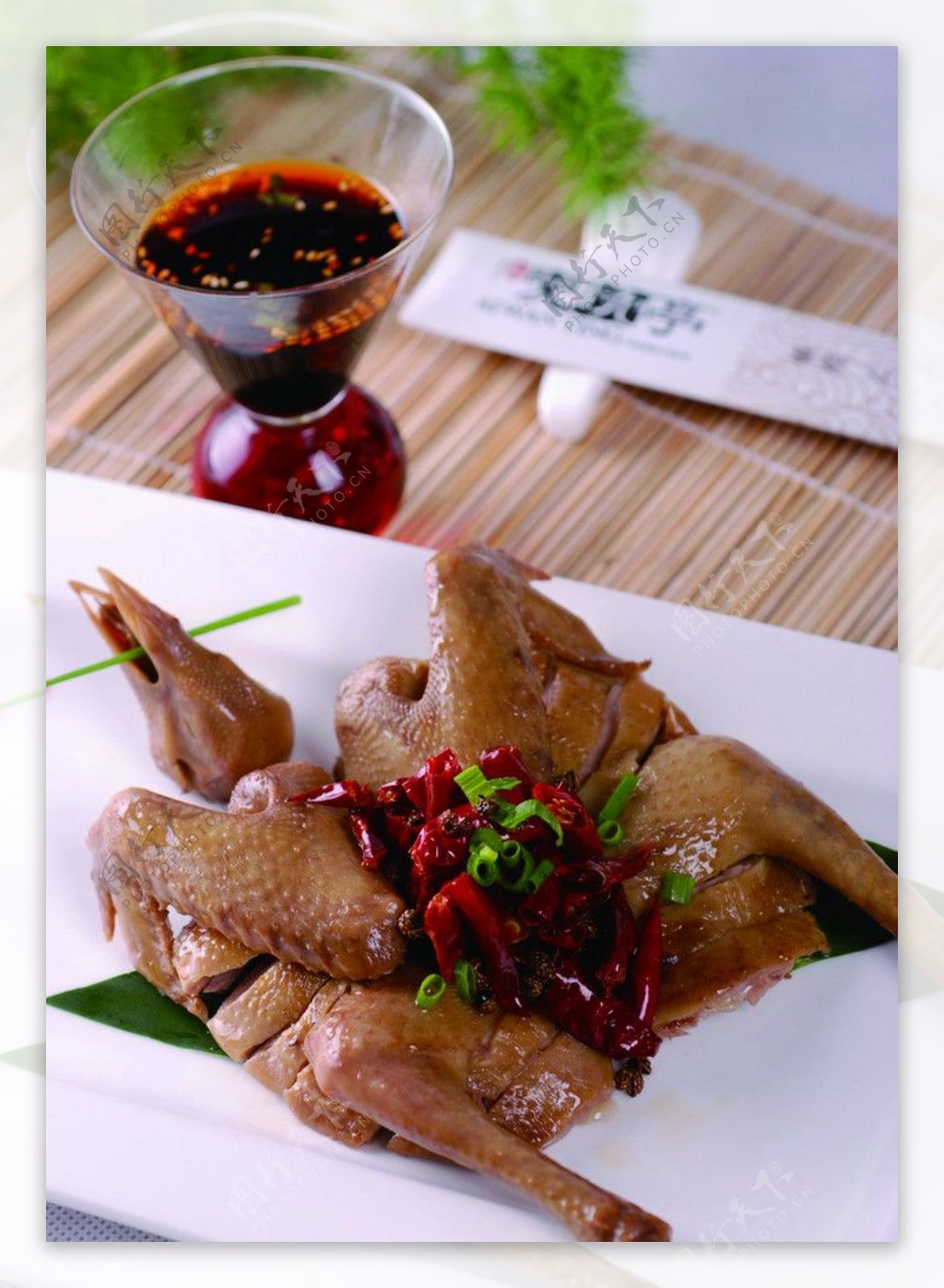 中式菜肴辣乳鸽图片